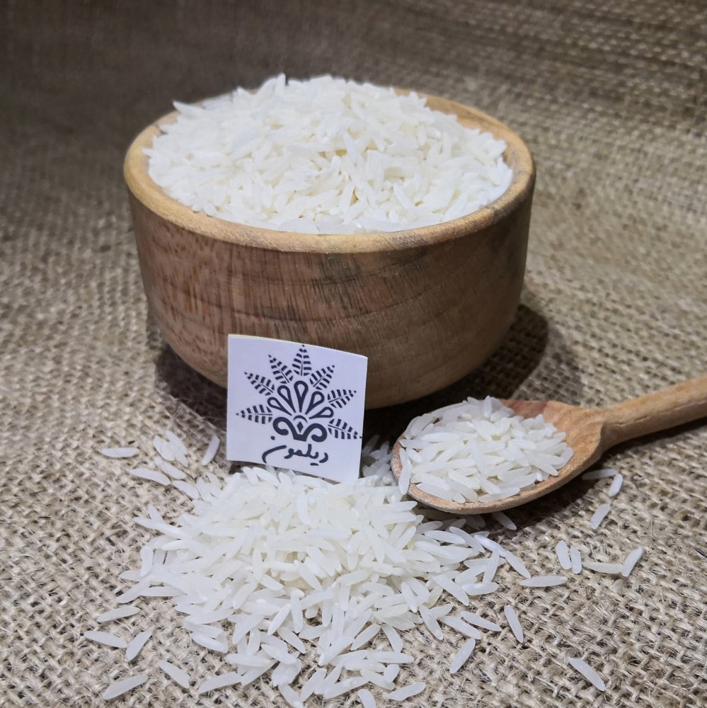 این برنج در دسته برنج های پرمحصول قرار دارد و از طبع سرد برخوردار است. برنج فجر ظاهری مشابه به خنجر دارد که از سر دانه به سمت انتهای به مراتب باریک و سوزنی می شود. دانه این برنج در رنگ های سفید مایل به کرم و روغنی در بازار برنج یافت می شود .  برنج فجر متعلق به منطقه خاصی نیست و بدلیل دیررس بودن معمولا در مناطق کوهستانی و سرد مورد کشت قرار می گیرد. این برنج نخستین بار در استان مازندران کشت و برداشت شده است ولی امروزه بیشتر در استان گلستان کشت و برداشت می شود .